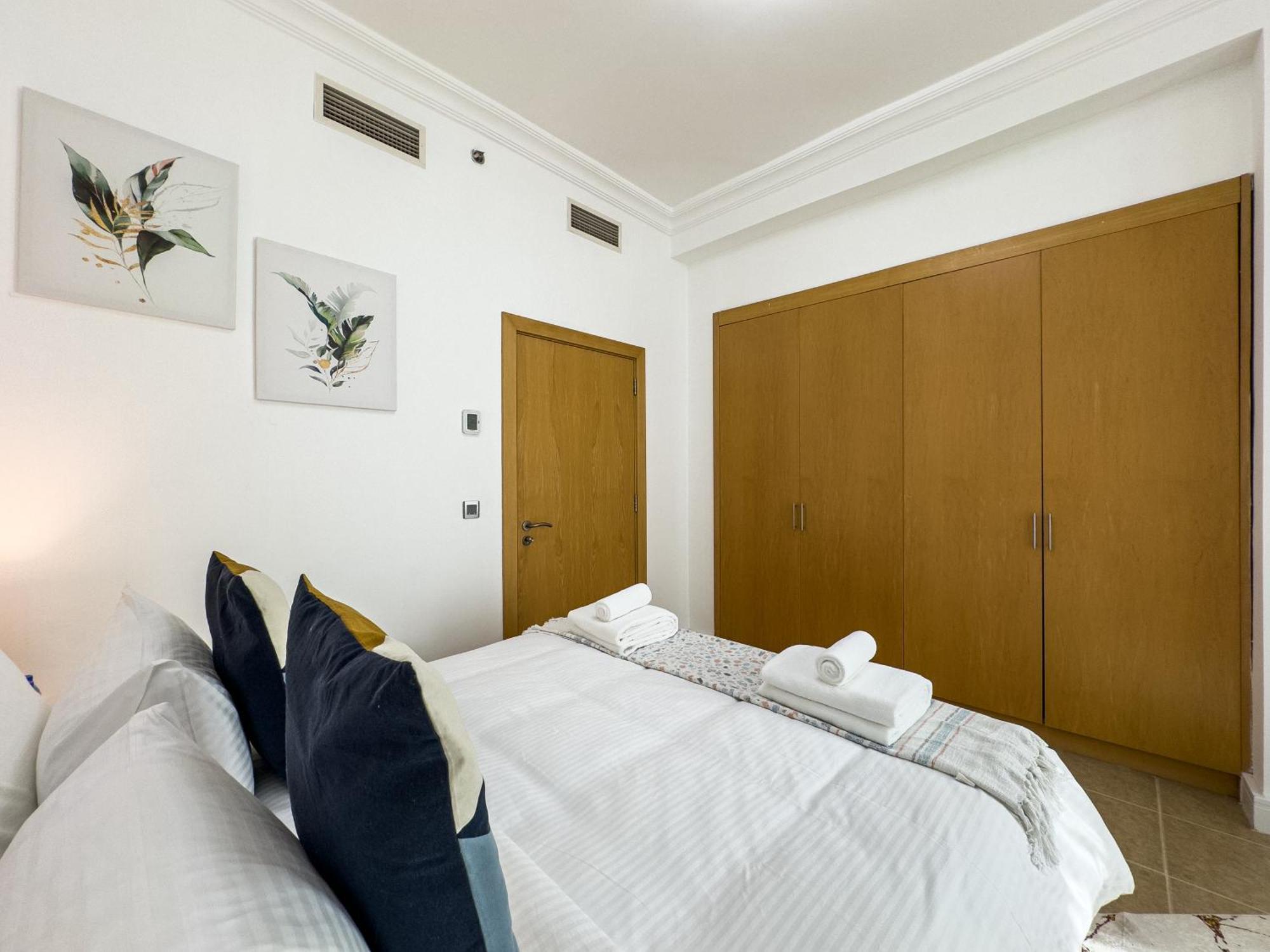 Beachfront 2br - Private In Palm Jumeirah Apartment