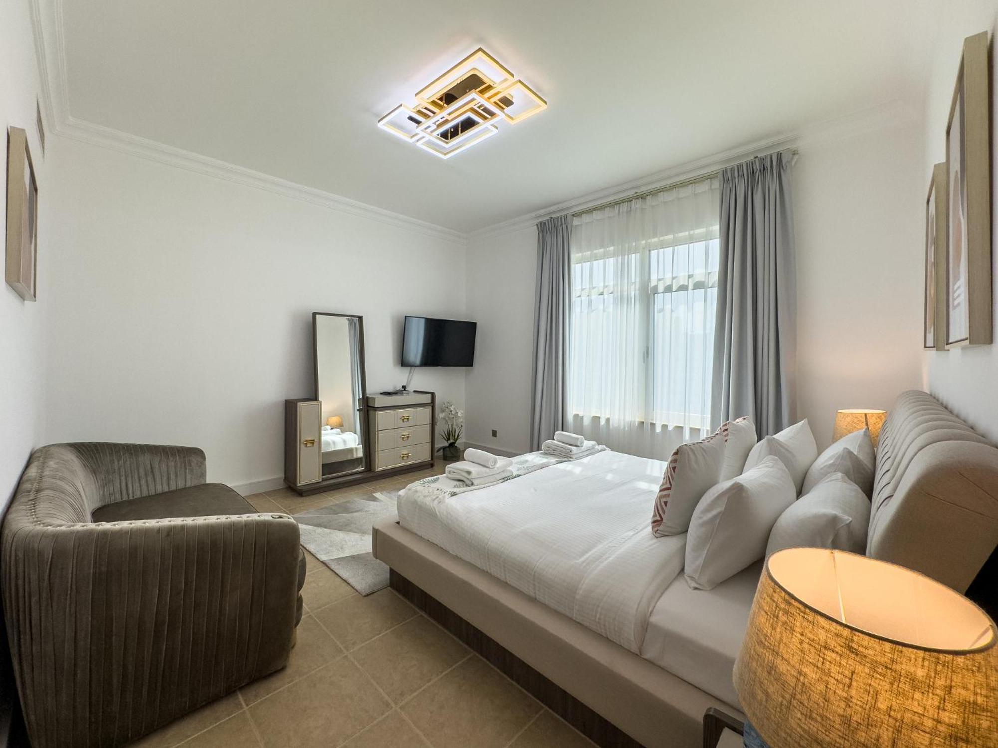 Beachfront 2br - Private In Palm Jumeirah Apartment